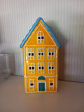 Casina a 3 piani gialla